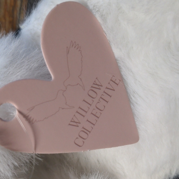 WILLOW COLLECTIVE Fuzzy Slippers - Picture 3 of 6